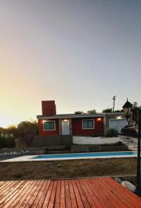 ein Haus mit einem Swimmingpool davor in der Unterkunft La Estancita de Tanti con pileta in Tanti