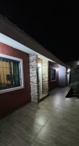 ein leerer Flur eines Gebäudes in der Nacht in der Unterkunft La Estancita de Tanti con pileta in Tanti + 5 Fotos