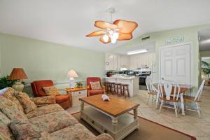 una sala de estar con un sofá y una mesa en Keep Palm and Carry On - 5 min walk to beach, en Panama City Beach