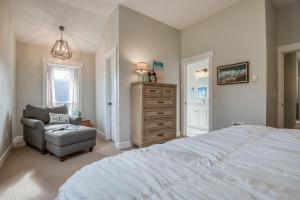 - une chambre avec un lit, une chaise et une commode dans l'établissement Searenity Now, à Lincoln City 50 autres photos