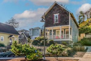 une maison avec un vert dans l'établissement Searenity Now, à Lincoln City