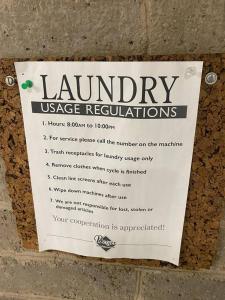 un panneau indiquant les règles d'utilisation de la lessive sur le trottoir dans l'établissement Modern 1 BR APT w/ Pool, Tennis court, Wi-Fi, & AC, à Monroeville