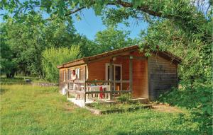 格拉馬的住宿－Les Sgalires，田野上的一个小木房子,有人站在外面