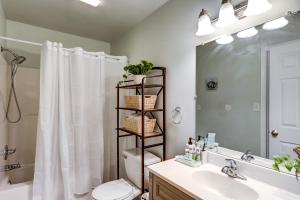 y baño con aseo, lavabo y ducha. en KC-Guesthouse in Wyomissing Hill, PA, 