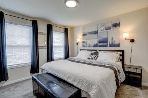 1 dormitorio con 1 cama grande y 2 ventanas en KC-Guesthouse in Wyomissing Hill, PA, 