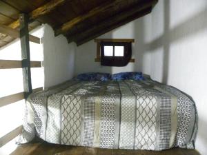 a bedroom with a bed in the corner of a room at ICE POINT SURF HOUSES Praia do Rosa- Necessário Pré-pagamento Metade Valor Total in Praia do Rosa