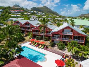 uma vista aérea de um resort com uma piscina em PALM COURT RESIDENCE 4 Stars em Orient Bay