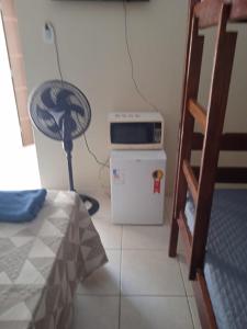 una camera con ventilatore nell'angolo di una stanza di Pelinca Square Center a Campos dos Goytacazes