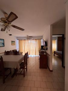 Un comedor con una mesa y un ventilador de techo. en Mirador, en Las Grutas