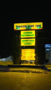 Swan River的住宿－Timberland Inn & Restaurant，灯饰标志的边缘旅馆