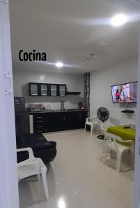 科韋尼亞斯的住宿－Apartamento JHON，带沙发和电视的客厅