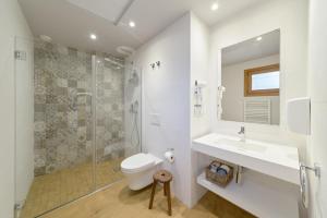 Ένα μπάνιο στο Barracart Apartments +45 φωτογραφίες