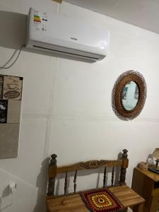 eine Küche mit einer Mikrowelle und einem Wandspiegel in der Unterkunft Es Mi Rancho in Parque del Plata