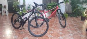 duas bicicletas estacionadas uma ao lado da outra num piso em Beautiful Rooms at playa Blanca em Cancún