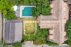 an overhead view of a garden with a swimming pool at Villa Kasih Lembongan in Nusa Lembongan