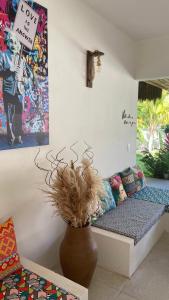 una habitación con un banco con un jarrón con una planta en Casa Pura Vida - Icaraizinho, en Icaraí 20 fotos más