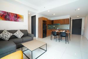 怡保的住宿－Sunway Onsen Hospitality Suites，客厅配有沙发和桌子