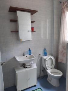 un bagno con un water e un lavandino di SPANISH VILLA Lonos ROMBLON a Agnay