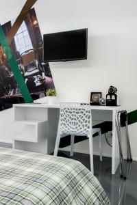 białe biurko z monitorem komputerowym i krzesłem w obiekcie Il Castelluccio w Arezzo