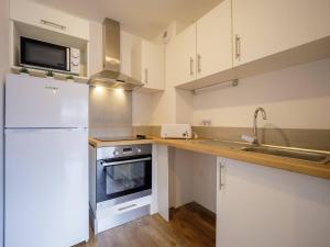 Kuchyňa alebo kuchynka v ubytovaní Appartement Neuf à Loudenvielle - 6 pers, 2 ch, terrasse sud, proche télécabine et Balnéa - FR-1-695-12