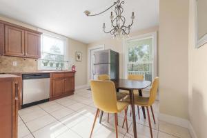 Cordova Dream Manor في سانت أوغيستين: مطبخ مع طاولة وكراسي وثلاجة