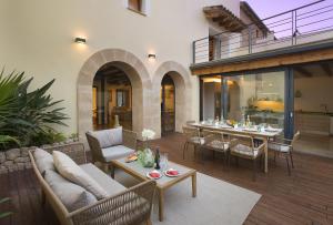 un soggiorno con divano e tavolo di Owl Booking Villa Alvarez - Luxury Retreat a Pollença