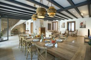 uma grande sala de jantar com mesa e cadeiras em Owl Booking Villa Alvarez - Luxury Retreat em Pollença