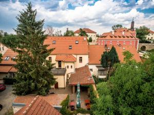 vista su una città con tetti rossi di Antonio Residence a Škvorec