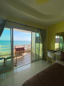 a bedroom with a large sliding glass door with a view of the ocean at วินเนอร์วิว เกาะล้าน in Ko Larn
