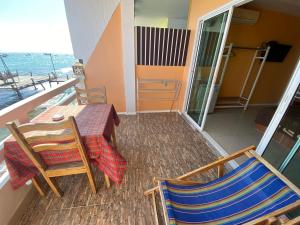 balkon ze stołem i krzesłami na statku w obiekcie วินเนอร์วิว เกาะล้าน w mieście Ko Larn