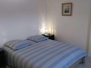 Ένα ή περισσότερα κρεβάτια σε δωμάτιο στο Superbe duplex au centre de Trégastel avec WiFi et garage privé - FR-1-368-52