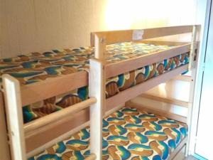 a pair of bunk beds in a room at Studio cabine 6 pers avec balcon et vue sur pistes - FR-1-457-202 in Aragnouet