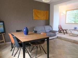 ein Wohnzimmer mit Tisch und Couch in der Unterkunft Maison rénovée 100m mer avec WIFI, jardin à Trégastel - FR-1-368-296 in Trégastel