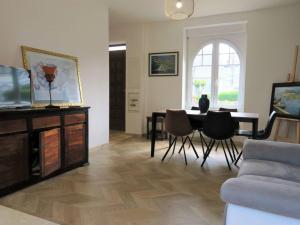ein Wohnzimmer mit Esstisch und Stühlen in der Unterkunft Maison rénovée 100m mer avec WIFI, jardin à Trégastel - FR-1-368-296 in Trégastel