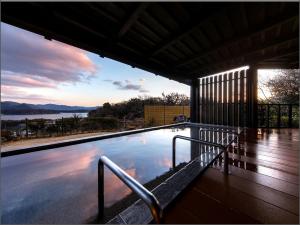 萩市萩观光日式旅馆的可以看到水景的游泳池