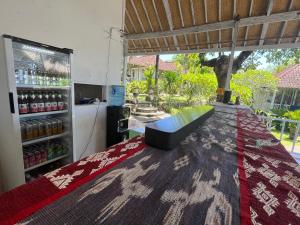 a bar with a bench and a drink refrigerator at The Ocean Sunset Villas Ceningan in Nusa Lembongan