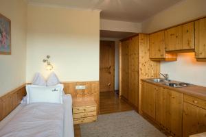 - une chambre avec un lit et un lavabo dans l'établissement Hotel Breilerhof, à Schladming