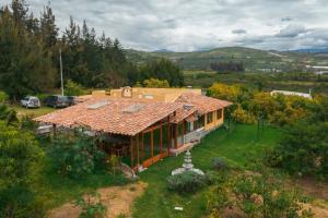 an aerial view of a house with a yard at Hosteria Cananvalle in Ibarra