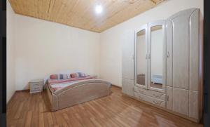 Rúm í herbergi á Mestiatour Guest House