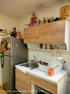 a small kitchen with a sink and a refrigerator at Casa condo 5801/422 in Ban Na Song
