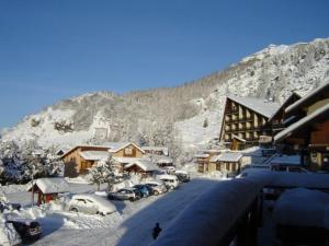 a ski lodge with cars parked in the snow at Appartement Saint-Michel-de-Chaillol, 2 pièces, 4 personnes - FR-1-393-3 in Saint-Michel-de-Chaillol