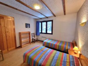 a bedroom with two beds and a window at Appartement Saint-Michel-de-Chaillol, 2 pièces, 4 personnes - FR-1-393-3 in Saint-Michel-de-Chaillol