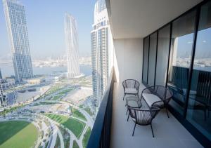 uma varanda com cadeiras e vista para a cidade em Nasma Luxury Stays - Harbour Gate Tower 1 em Dubai