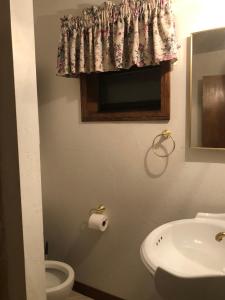 Phòng tắm tại Arrowhead Country Home