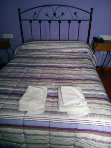 A bed or beds in a room at Hostal Venta Liara