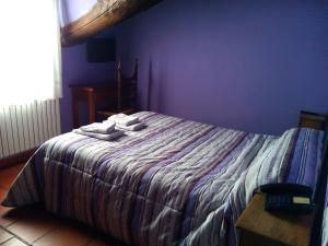A bed or beds in a room at Hostal Venta Liara