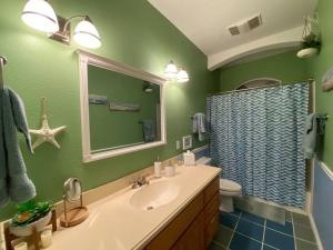 Un baño de Luxury Lake House w/ Heated Pool & Multiple Spas