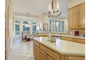 Una cocina o zona de cocina en Luxury Lake House w/ Heated Pool & Multiple Spas