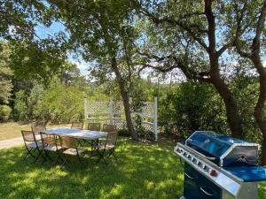Jardín al aire libre en Luxury Lake House w/ Heated Pool & Multiple Spas