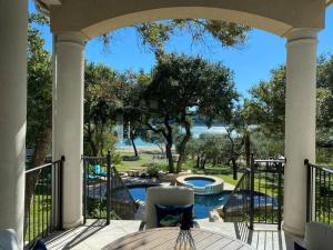 porche con vistas a la piscina en Luxury Lake House w/ Heated Pool & Multiple Spas, en Leander